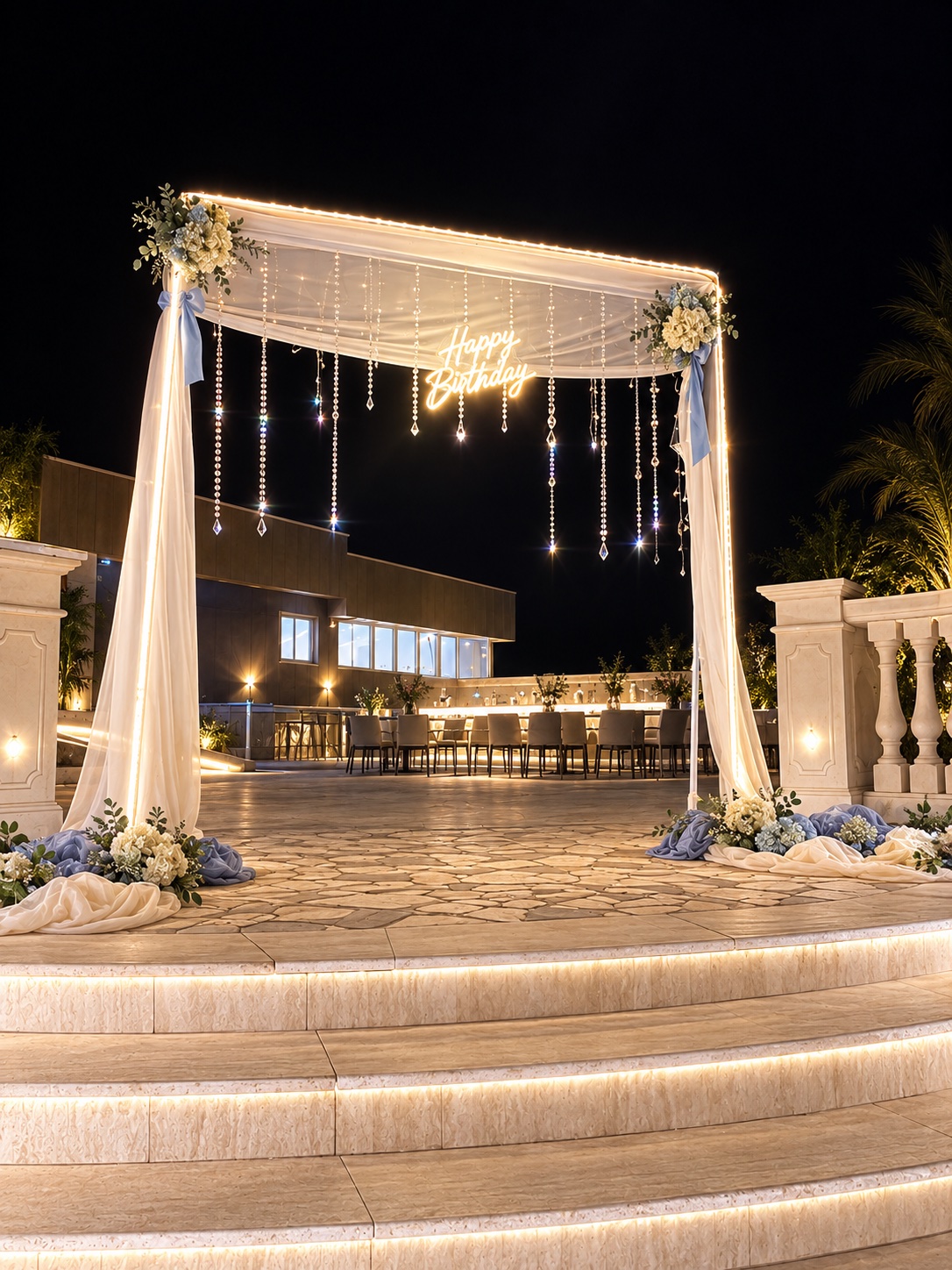 Una scenografia luminosa ed elegante pensata per trasformare un compleanno in un momento speciale. L’arco scenografico, impreziosito da morbidi tessuti, composizioni floreali e cristalli pendenti, crea un’atmosfera raffinata e suggestiva, perfetta per accogliere gli ospiti e realizzare fotografie indimenticabili.