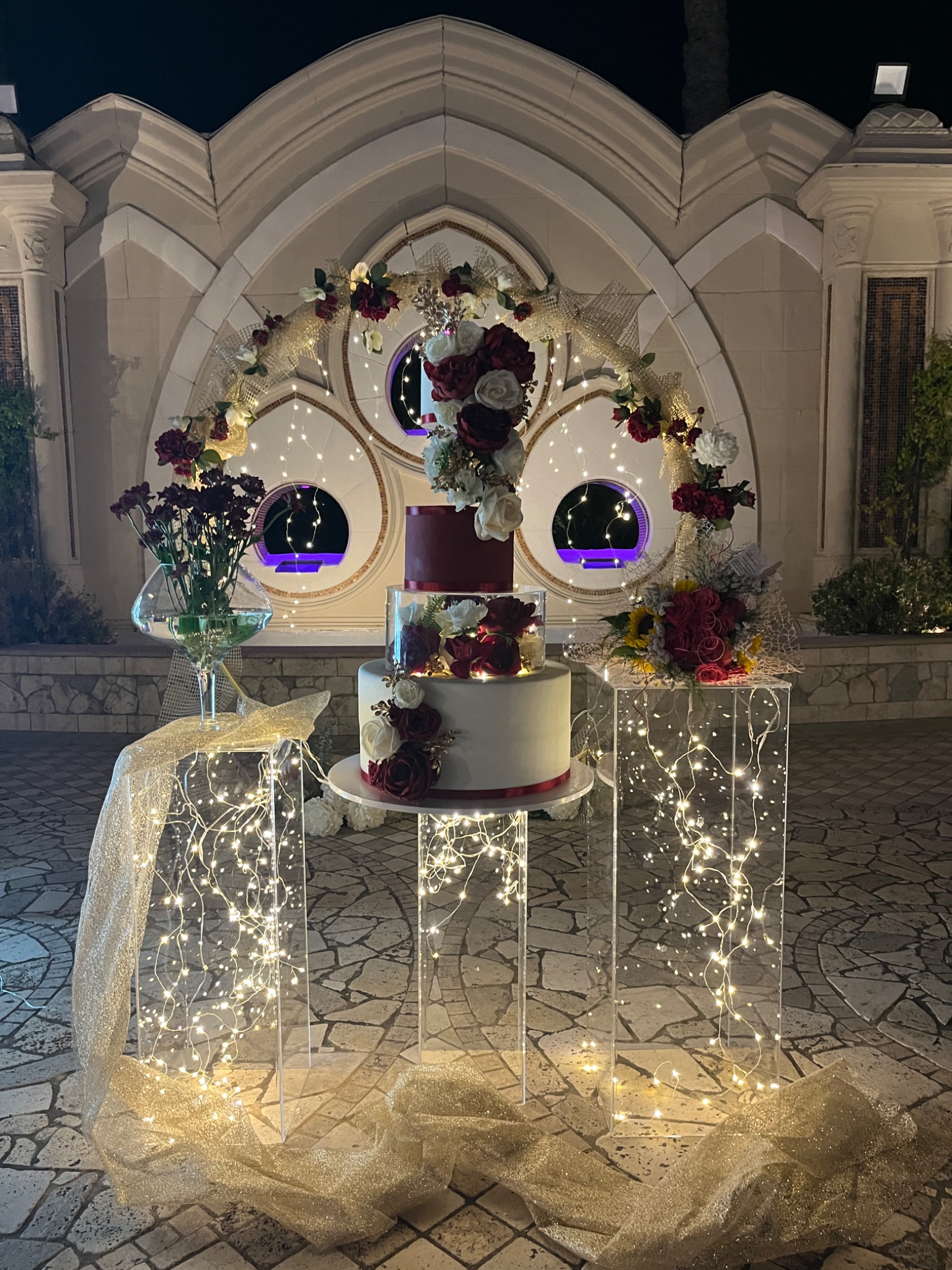 Arco scenografico con alzate per torta