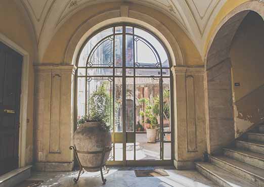 Dettagli del palazzo settecentesco nel centro storico di Catania.